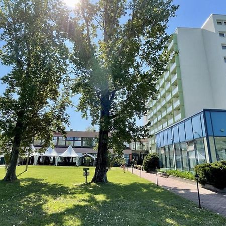 Hotel Magistern Konferencia Es Wellnesshotel Siófok Exteriör bild