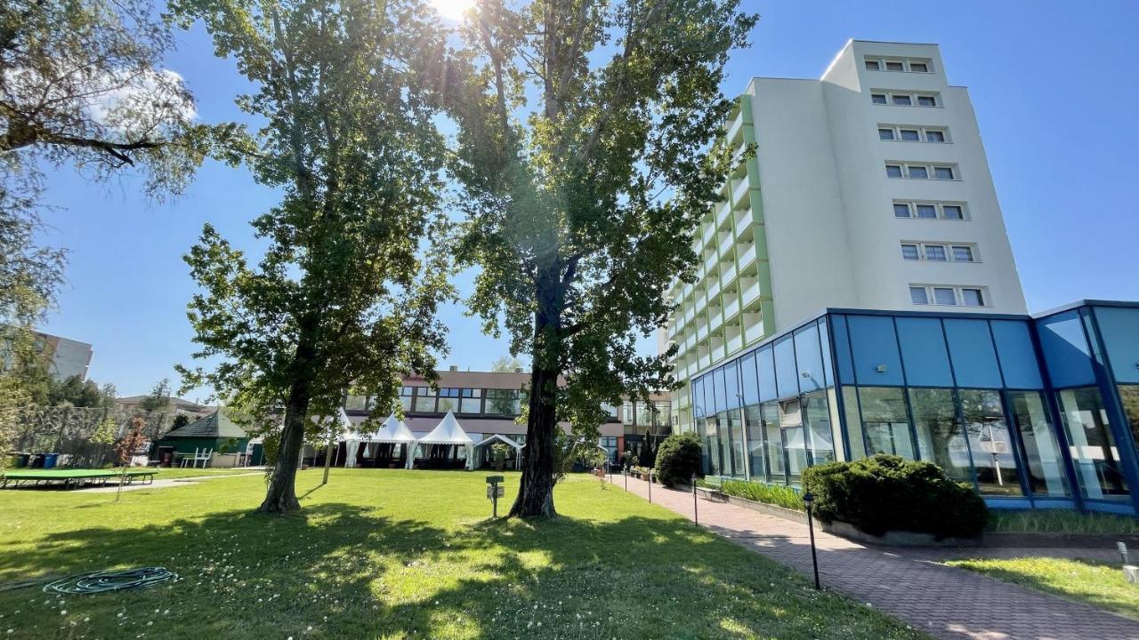 Hotel Magistern Konferencia Es Wellnesshotel Siófok Exteriör bild