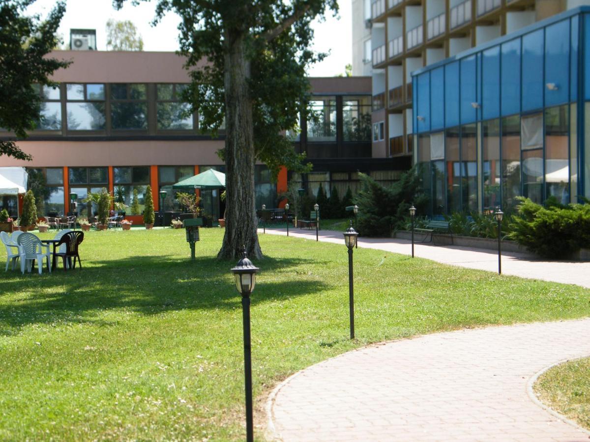 Hotel Magistern Konferencia Es Wellnesshotel Siófok Exteriör bild