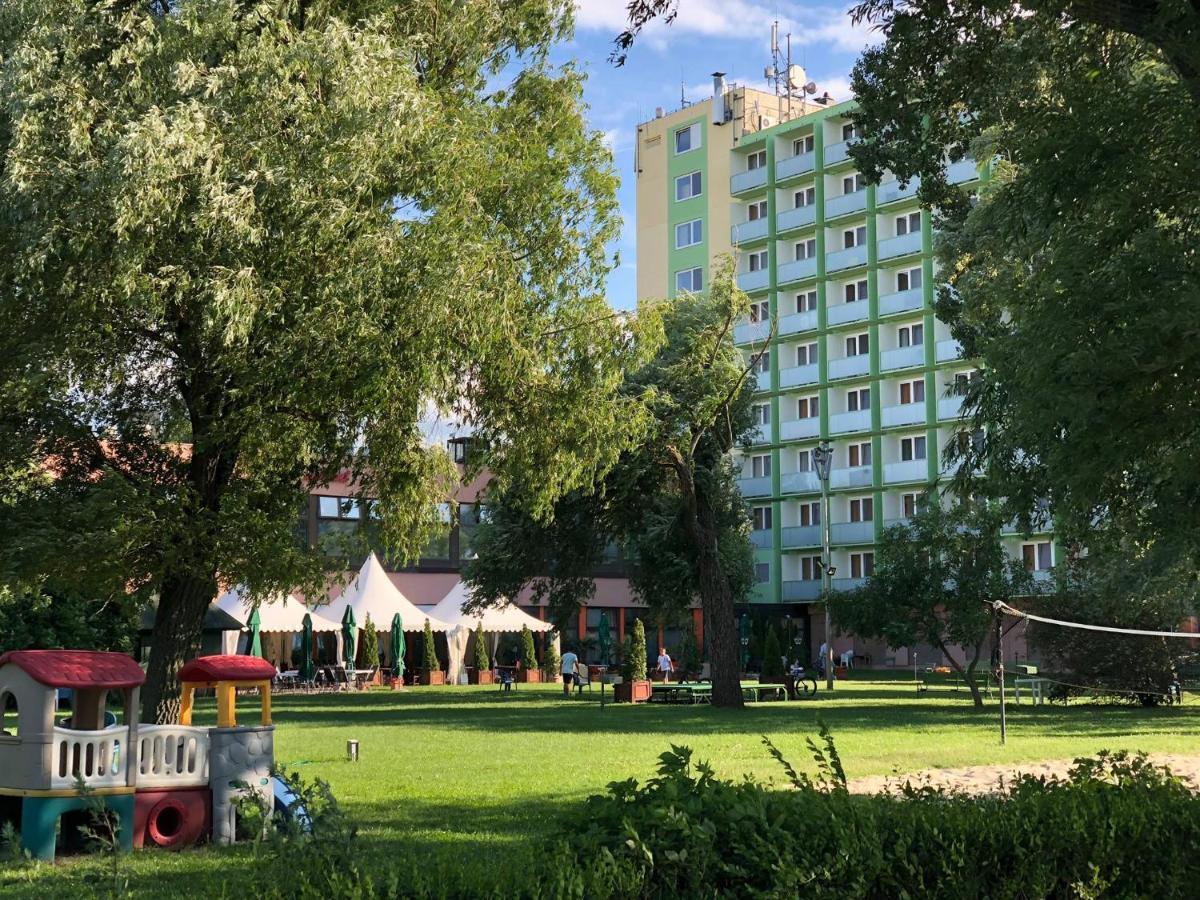 Hotel Magistern Konferencia Es Wellnesshotel Siófok Exteriör bild