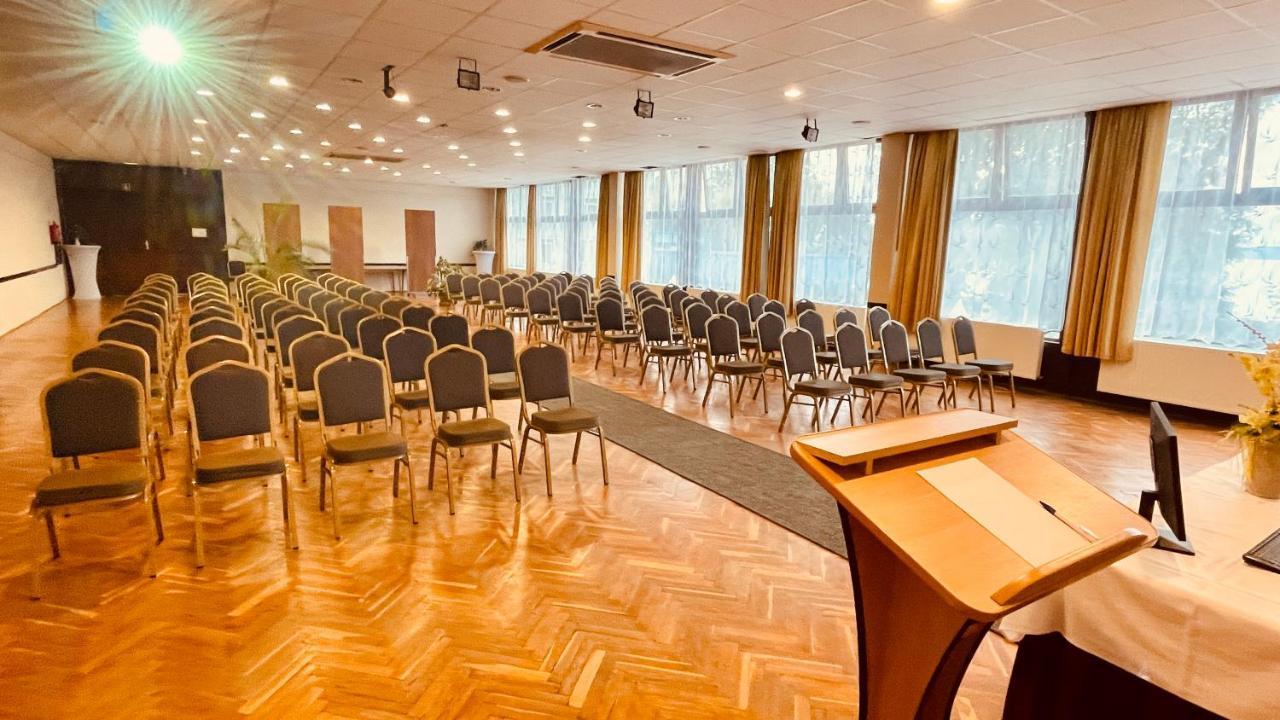 Hotel Magistern Konferencia Es Wellnesshotel Siófok Exteriör bild