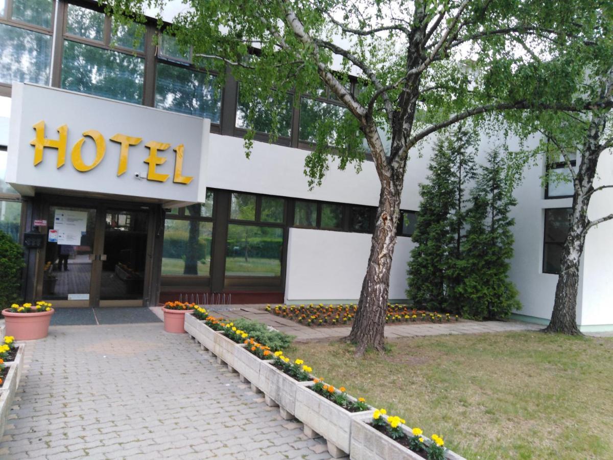 Hotel Magistern Konferencia Es Wellnesshotel Siófok Exteriör bild