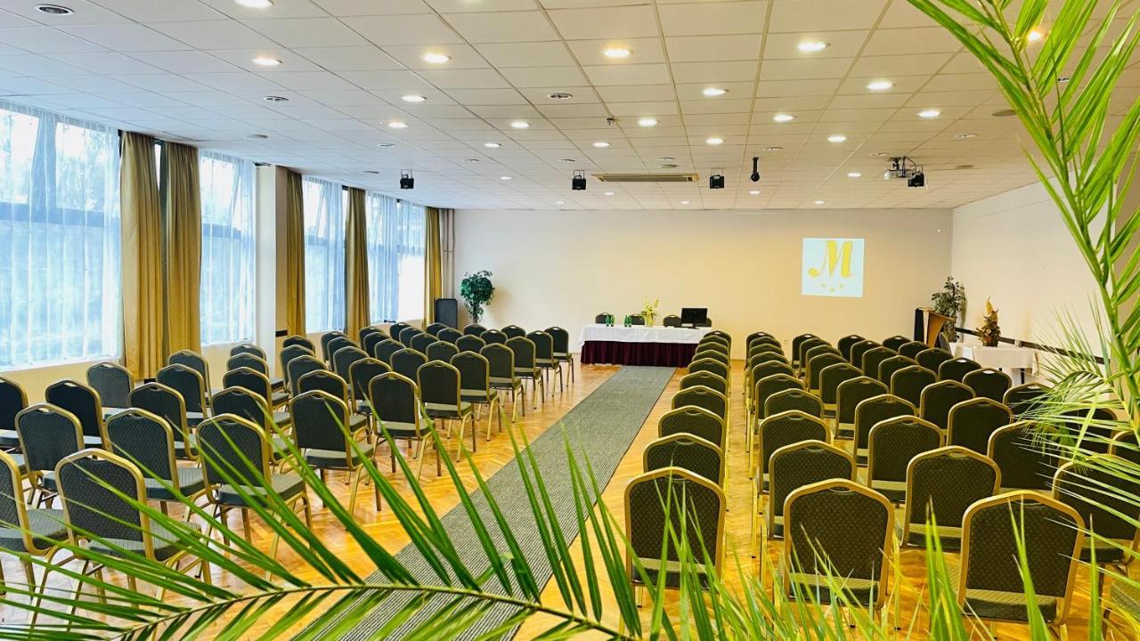 Hotel Magistern Konferencia Es Wellnesshotel Siófok Exteriör bild