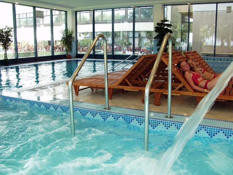 Hotel Magistern Konferencia Es Wellnesshotel Siófok Exteriör bild