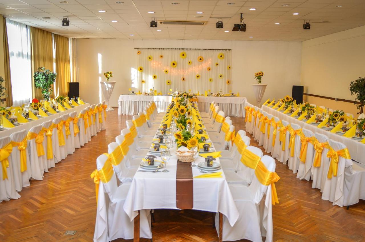 Hotel Magistern Konferencia Es Wellnesshotel Siófok Exteriör bild