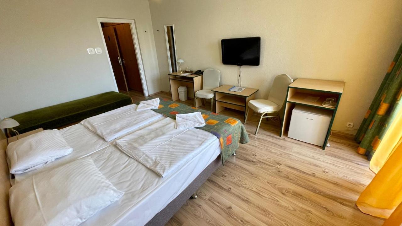 Hotel Magistern Konferencia Es Wellnesshotel Siófok Exteriör bild