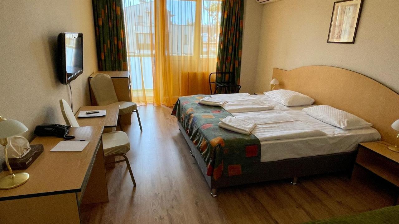 Hotel Magistern Konferencia Es Wellnesshotel Siófok Exteriör bild